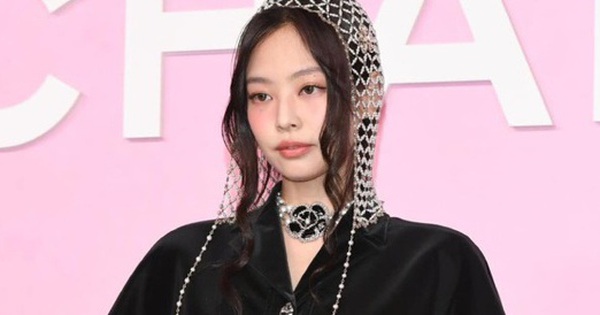 Tình tiết gây chú ý khi Jennie từ chối vẫy tay với phóng viên tại sự kiện