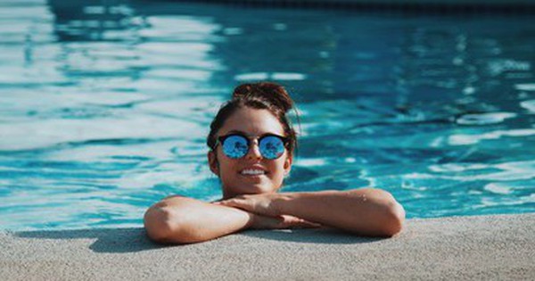 Những bí quyết đắt giá để thưởng thức mùa hè bên bể bơi