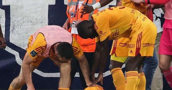 Cầu thủ Pháp gặp sự cố đáng sợ vì fan hâm mộ