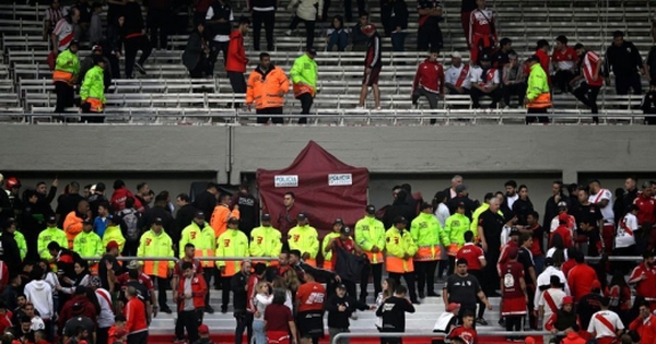 CĐV tử vong từ khán đài, trận đấu giải VĐQG Argentina bị hoãn