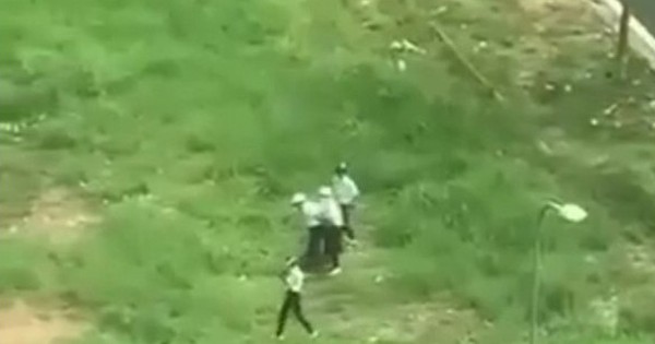 Clip nam sinh bị khóa tay và đánh đập đang gây sốt trên mạng xã hội