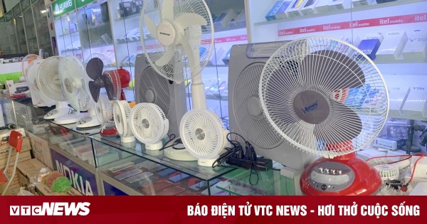 Chán cắt điện luân phiên, đón mùa nóng với quạt tích điện đặt hàng chỉ trong vài ngày
