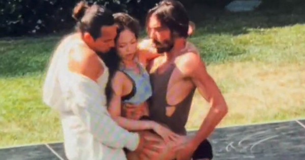 Jennie (BlackPink) hé lộ cảnh 'hot' khiến fan mãn nhãn