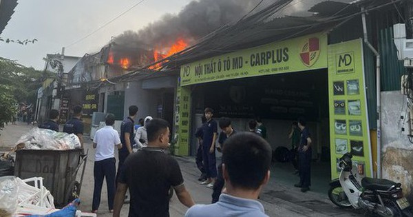 Hà Nội: Cột khói khổng lồ bốc lên sau vụ cháy gara ô tô