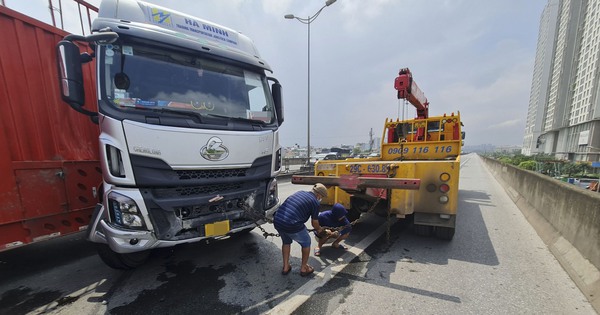 Chấn động Hà Nội: Xe tải mất kiểm soát, đâm vỡ lan can đường vành đai 3 trên cao
