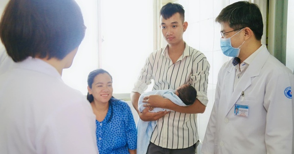 Mẹ bầu vất vả đến 2 bệnh viện mới sinh được con yêu