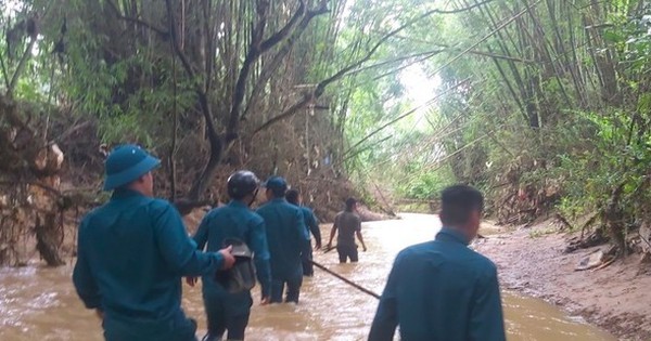 Đi bắt ếch, cha con chết đuối trong dòng nước