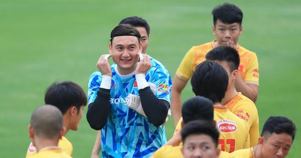 Buổi tập đầu tiên khiến cầu thủ phải nói lời tạm biệt: ĐT Việt Nam và U23 Việt Nam làm việc cùng nhau