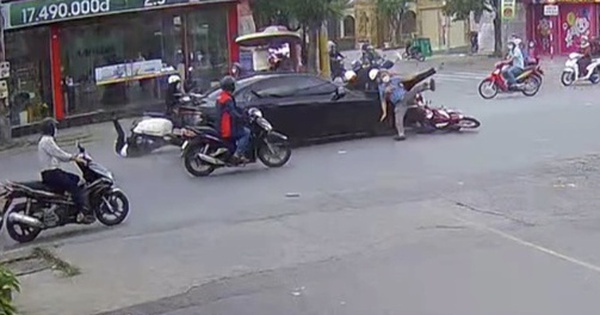 Khi cảnh sát đuổi theo, tưởng chừng như không còn cách nào, tài xế điên lái xe lao thẳng vào đám đông gây án kinh hoàng