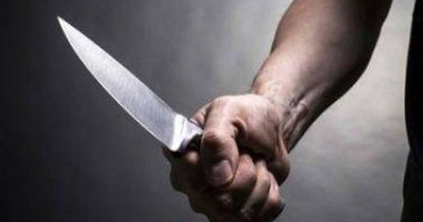 Kinh hoàng: Đàn ông trèo từ nóc nhà xuống đâm người tình vợ cũ trước khi tự tử