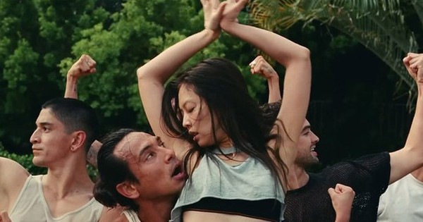 Song Hye Kyo bị 'làm tướng' khi Jennie (BlackPink) đóng phim gợi cảm