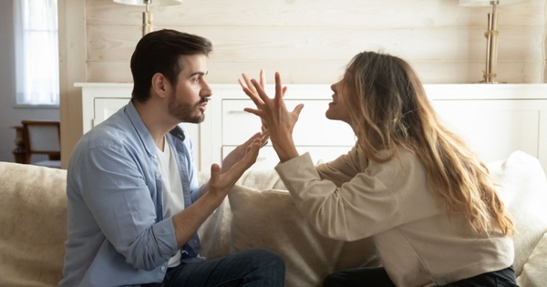 Vợ khóc thét khi phát hiện chồng kiếm 100 triệu mà sống tằn tiện như đại gia nghèo