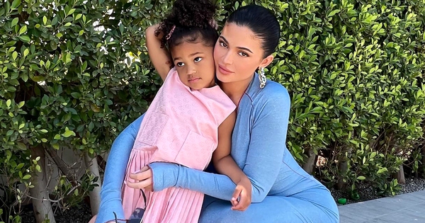 Con gái của Kylie Jenner khiến giới thượng lưu phát sốt với chiếc Rolex gần 1 tỷ đồng