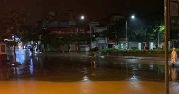 Đường phố Sơn La chìm trong nước sau trận mưa lớn