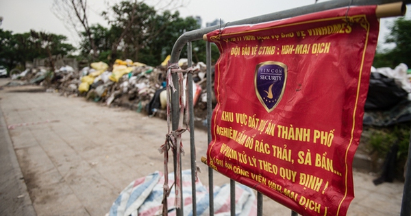 Hà Nội: Vỉa hè Công viên hồ điều hòa Mai Dịch - Địa ngục xe cộ và rác thải