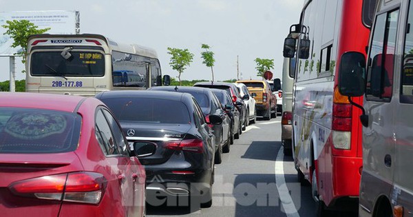 Kẻo muộn, du khách ngủ bên 'đảo ngọc' Cát Bà vì bến phà quá tải