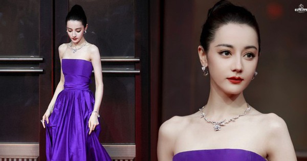 Hóa thân thành quý cô trong bộ trang phục tím của Địch Lệ Nhiệt Ba