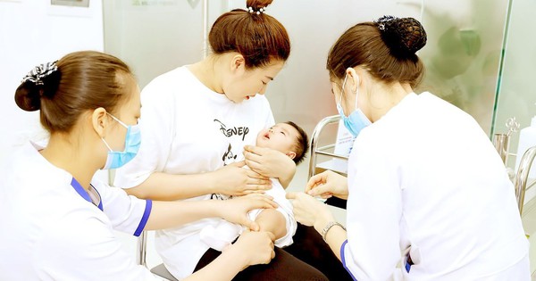 Tiêm chủng vaccine thiếu trầm trọng: Sợ hồi báo y tế tăng đột biến?