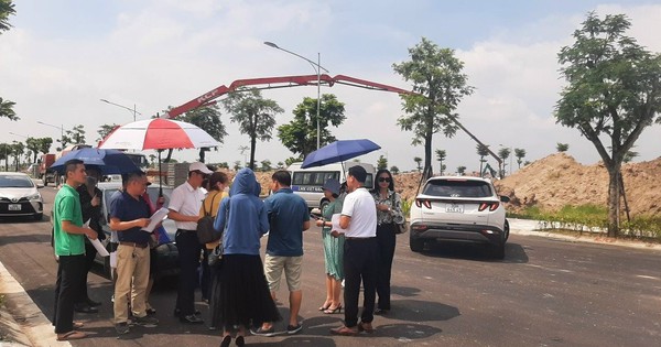 Khi môi giới bất động sản từ chỗ ngồi cao sang hành trình đưa khách xem đất: Chuyến xe đón đưa đổi lớp, nợ đòi đeo bám