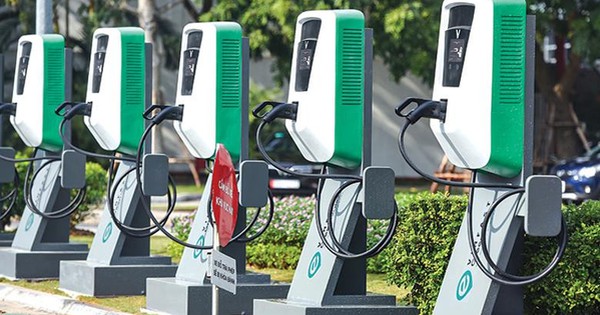 VinFast tăng giá sạc xe điện giữa nạn điện thiếu hụt