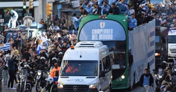 Đám đông người đầy thuyền túa chào đón vô địch U20 World Cup 2023 tại Uruguay