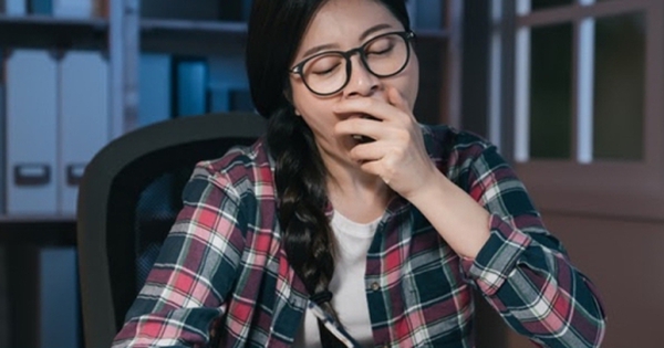 Nữ sinh 17 tuổi đột quỵ vì làm liên tục 6 đề thi