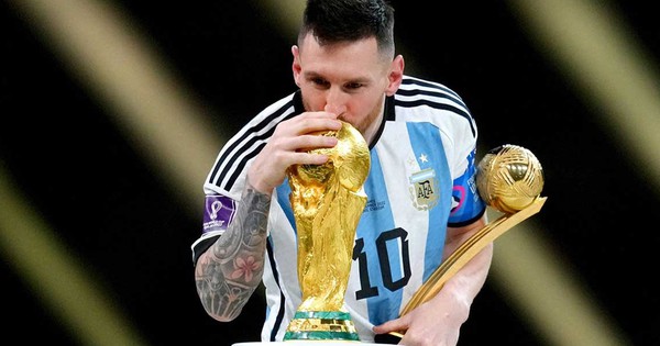9 cầu thủ siêu sao có cú ăn ba: Messi vượt mặt các đối thủ, Ronaldo mất danh hiệu!
