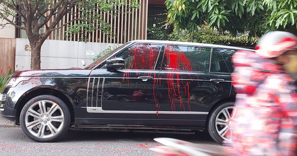 Thanh niên bị bắt sau khi tạt sơn lên xe Range Rover