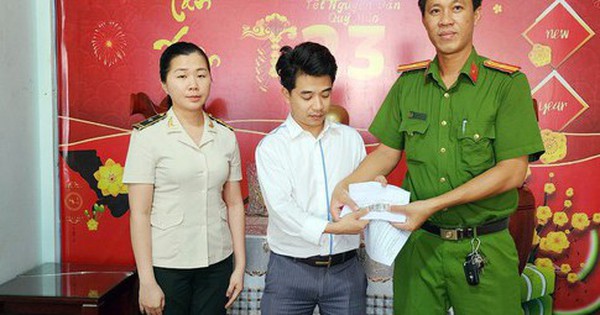 Bàn giao khoản tiền đồng hồ 278 triệu đồng cho hành khách mất tại sân bay Phú Quốc