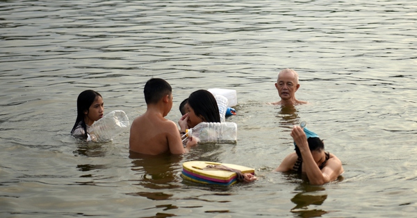 Đỉnh cao dám nhảy hồ Linh Đàm, không ngại biển cấm