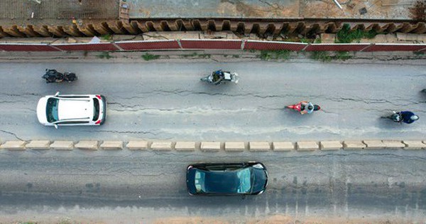 Mặt đường Âu Cơ nứt nẻ đầy bất ngờ khi triển khai dự án mở rộng đê