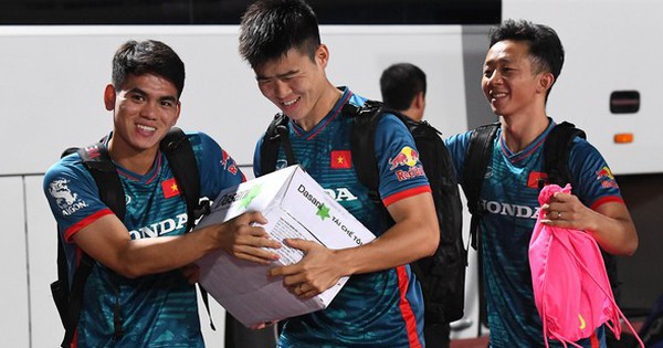Khuất Văn Khang trở thành tâm điểm với pha bê nước nóng hổi, Châu Ngọc Quang đưa lời xin lỗi sau khi chọc thủng bụng Tiến Dũng