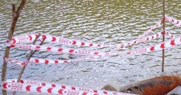 Tiết lộ sốc: Nước hồ xuống thấp, vô tình phát hiện quả bom khủng!