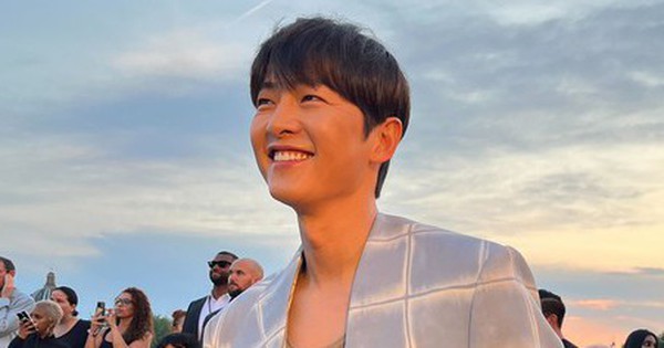 Song Joong Ki xuất hiện sau khi vợ sinh con - Sự trông đợi của người hâm mộ