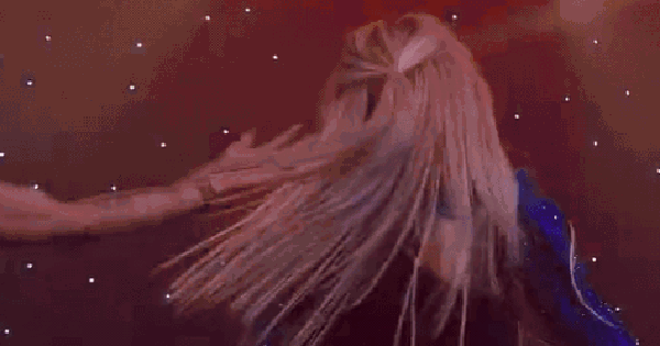 Nữ ca sĩ bị fan cuồng tấn công trên sân khấu, tạo sóng gió trên mạng xã hội!