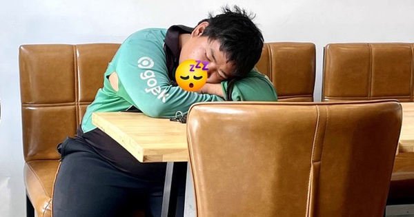 Phát hiện shipper ngủ gật giữa nhà hàng, cảnh tượng đáng bất ngờ khiến cả nhân viên lẫn khách đ bewsượng