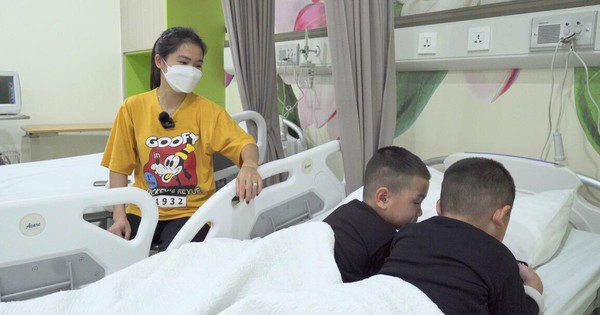 Cặp sinh đôi vượt mọi trở ngại - Truyền cảm hứng cho ba mẹ