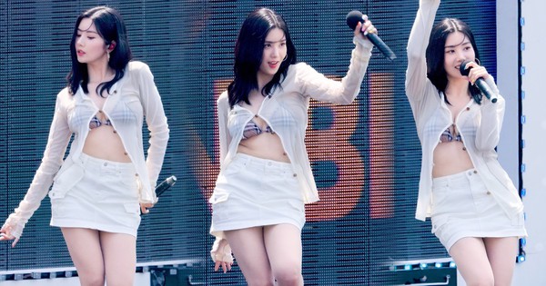 Nữ ca sĩ gợi cảm diện váy xuyên thấu hút hồn khán giả tại lễ hội nước