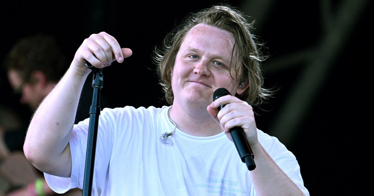 Unforgettable Moment: Lewis Capaldi Shocks Glastonbury Crowd as Audience Beautifully Finishes Song When He Loses Voice