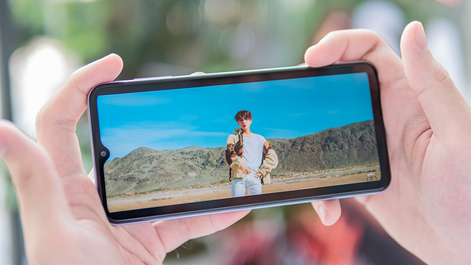 Những smartphone tầm trung có màn hình lớn xem phim giúp bạn tận hưởng hình ảnh sống động nhất hiện nay