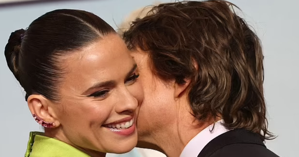 Tom Cruise bí mật tình tứ với người bạn đồng hành trên thảm đỏ