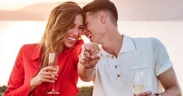 Hoa hậu Hoàn vũ Tây Ban Nha chọn đồng hành đắt giá nhất thế giới là thủ môn