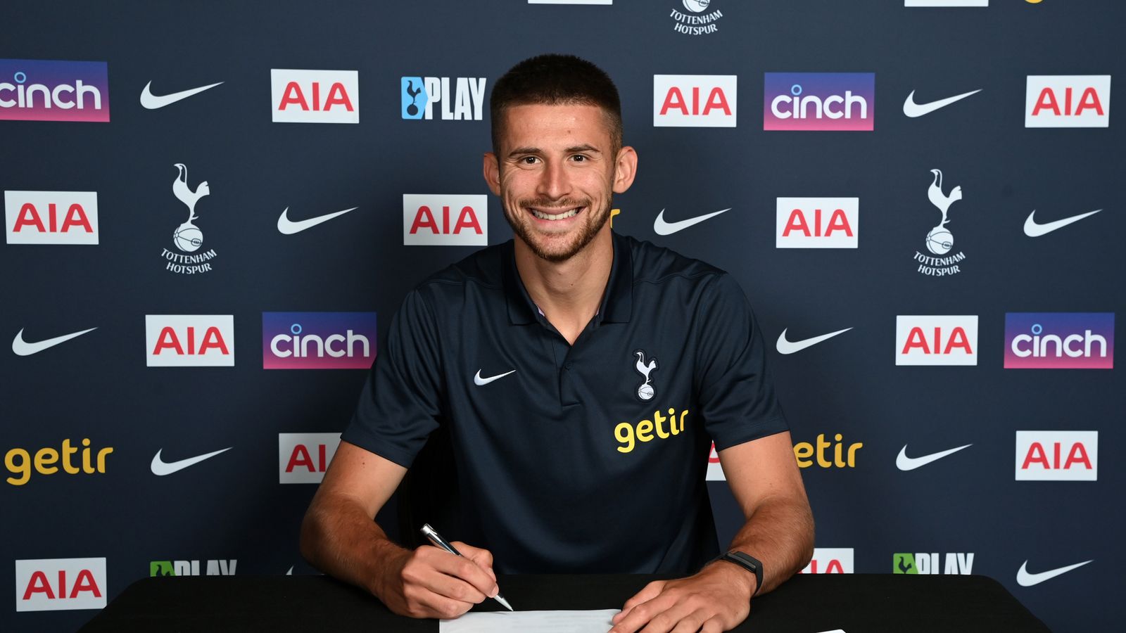 Tottenham Secures Italian Goalkeeping Sensation Guglielmo Vicario in Record-Breaking £172m Deal!