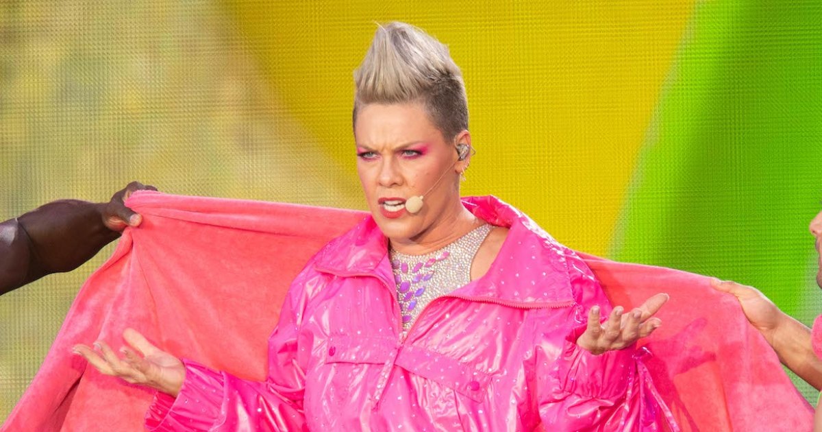 Unforgettable Gesture: Pink Left Speechless as Fan Honors Late Mother in a Surprising Act