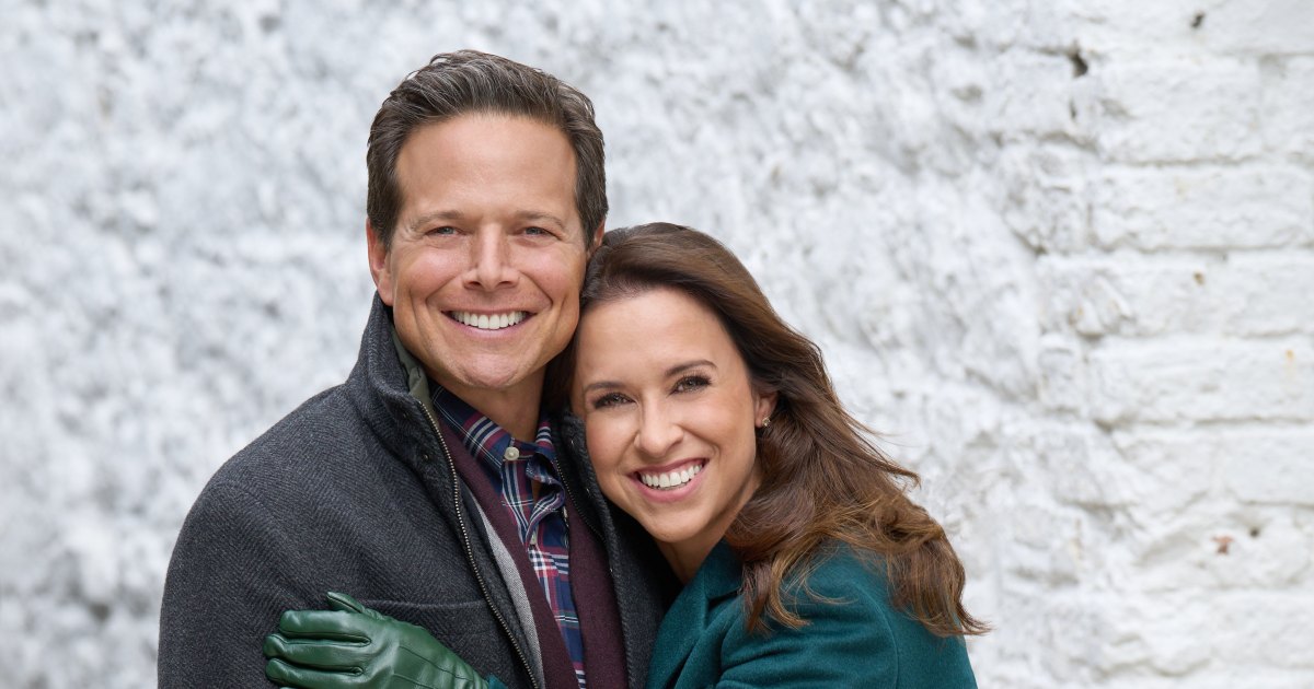 The Ultimate Christmas Reunion: Lacey Chabert and Scott Wolf Return as Siblings in Hallmark's Enchanting 'A Merry Scottish Christmas'