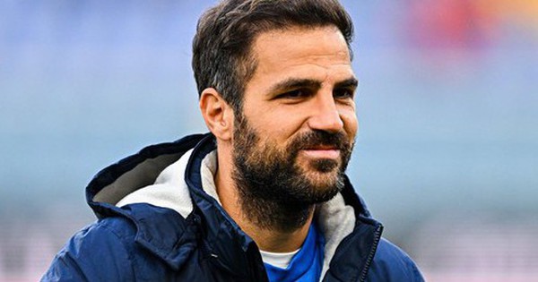 Cesc Fabregas từ chân trái san bóng, trở thành HLV tài ba ở tuổi 36