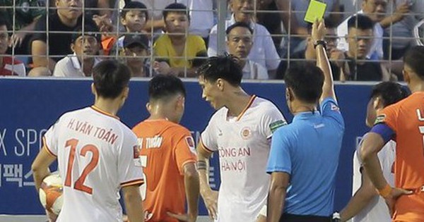 Văn Hậu ấn tượng với thẻ vàng cho pha bóng gây sốt cùng cầu thủ CLB Đà Nẵng