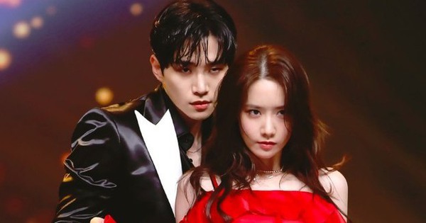Yoona (SNSD) và Junho (2PM) tái ngộ trên sân khấu với màn trình diễn đầy mê hoặc