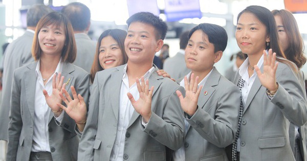 Huỳnh Như với khăn rằn thần sầu, tuyển nữ Việt Nam sẵn sàng hành trình chinh phục World Cup