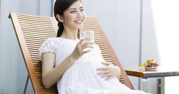 Mẹ bầu cần bao nhiêu nước mỗi ngày để duy trì thai kỳ khỏe mạnh?